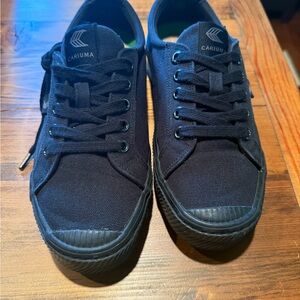 Cariuma Women's Black Canvas Sneakers